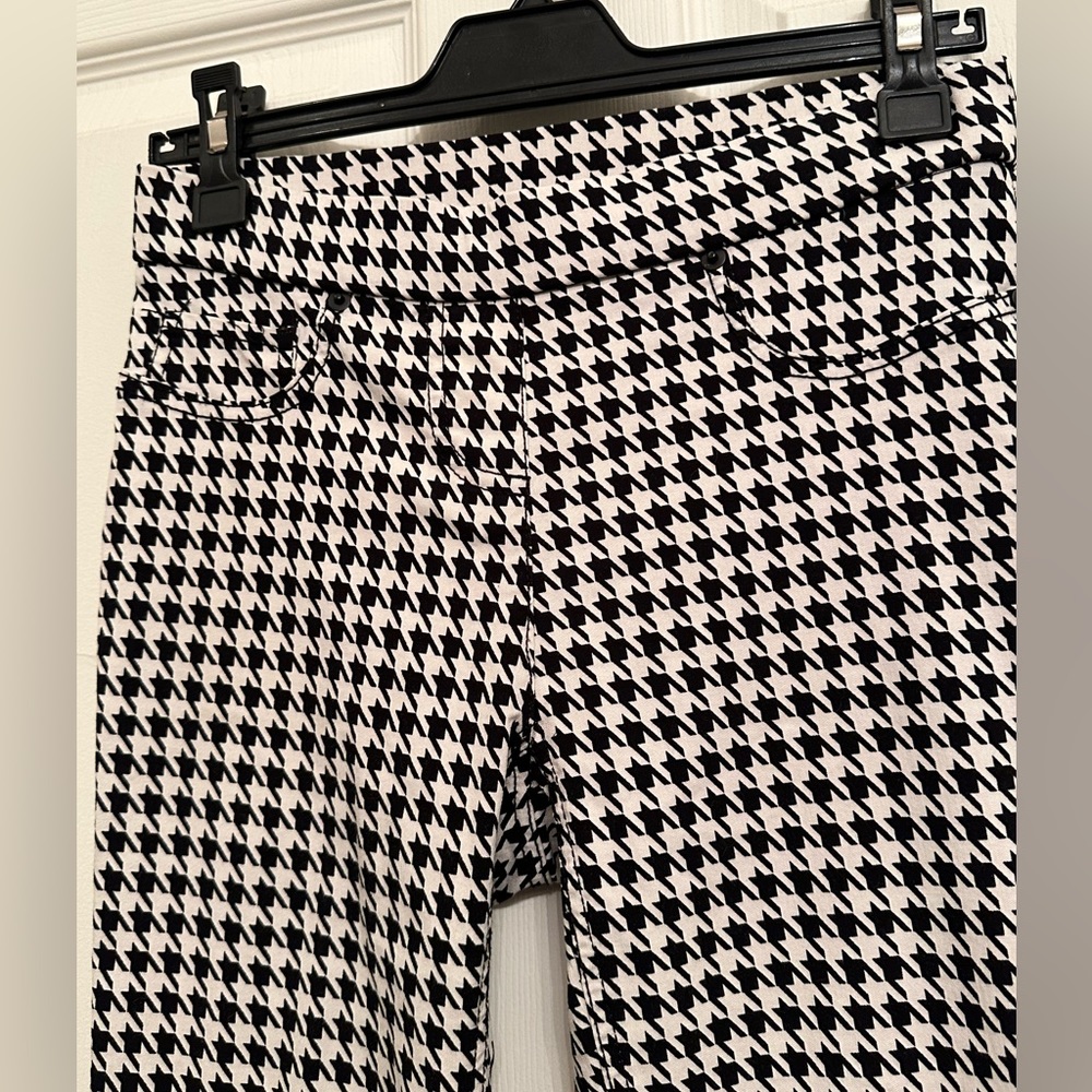 Black and white houndstooth leggings